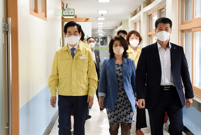 안병용 의정부시장은 5일(화) 의정부고등학교(교장 임정모)를 긴급하게 방문하여 코로나19 방역상황에 대하여 상세히 살폈다.