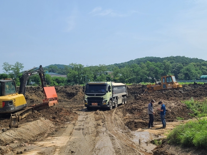 김포시는 이번달부터 휴경 및 동절기에 만연하는 무분별한 성토, 불량토사 유입, 농업기반시설 훼손 방지를 위해 2021년 10월부터 2022년 3월까지 평일뿐만 아니라 주말 및 휴일에도 1일 6명 3개조로 구성하여 단속반을 확대 편성하여 집중단속을 실시한다.