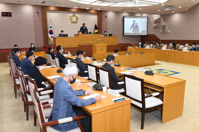 정덕영 의장이 제334회 임시회 제2차 본회의에서 ‘2021년 제7차 수시분 공유재산 관리계획의 건’등 8건의 안건을 의결하고 있다.
