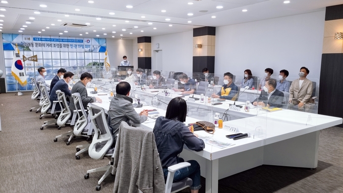 김포시는 지난 14일 시청 소통실에서 역점사업인 구래동 문화의 거리의 성공적 조성을 위한 제2차 민관 TF팀 회의를 개최했다.