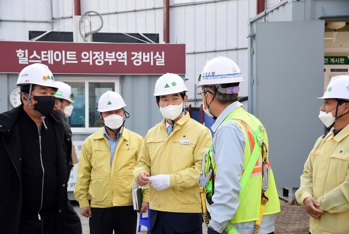 안병용 의정부시장은 10월 21일 국가안전대진단 점검 주간을 맞이하여 관내 캠프라과디아 E1블록(현대 힐스테이트) 아파트 건설공사 현장점검을 실시했다.