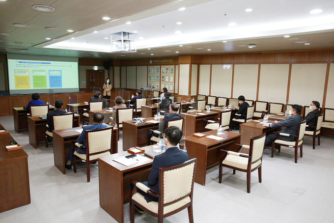 의정부시의회(의장 오범구)는 26일 3층 의원회의실에서 시의원 및 직원을 대상으로 ‘유쾌한 청탁금지법&행동강령, 공직선거법’교육을 실시하였다.