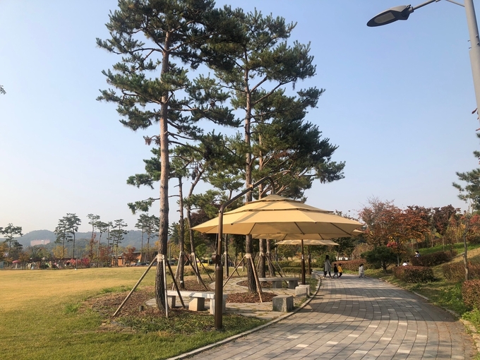 양주시는 지난 10월 1일 시민들이 안전하고 편안한 여가를 즐길 수 있도록 선돌근린공원과 토리근린공원 등 2개소에 쉼이 있는 도시 공간인 ‘경기평상’ 조성을 완료했다고 밝혔다.