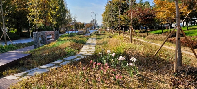 김포시 클린도시사업소(소장 두철언)는 최근 걸포중앙공원을 이용하는 시민들의 이용 편의를 위하여 입구 광장 주변에 보행환경 개선사업을 마쳤다고 밝혔다.