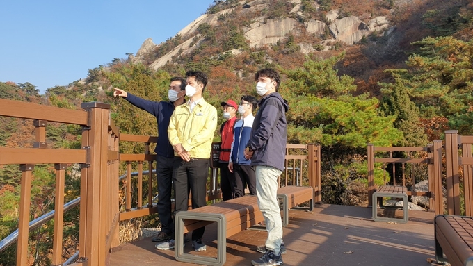 의정부시는 11월 2일 지난 여름 시민들의 안전한 산행을 위해 정비사업 완료한 수락산 등산로 현장점검을 실시했다.