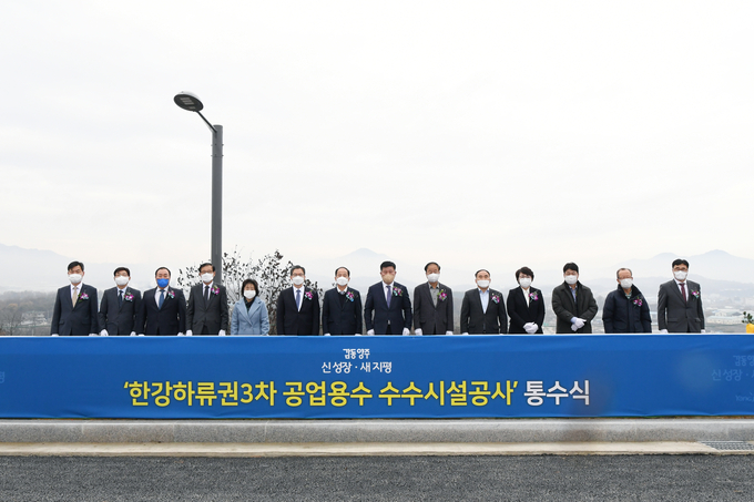 양주시는 9일 은현면 도하리 도하배수지에서 김종석 부시장, 정성호 국회의원, 정덕영 시의회의장, 시의원, 유관기관 관계자 등이 참석한 가운데 한강하류권 3차 공업용수 통수식을 갖고 관내 산업단지 등에 공업용수 공급을 시작했다.