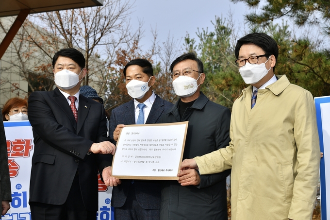 김포시와 경기도, 고양시, 파주시는 지난 17일 일산대교(주) 사무소를 방문, 일산대교 무료 통행을 위한 손실보상 선지급 협의 요청 공문을 전달했다. 이 날 전달식에는 정하영 김포시장 외에 이한규 행정2부지사, 이재준 고양시장, 최종환 파주시장 등이 함께했다.