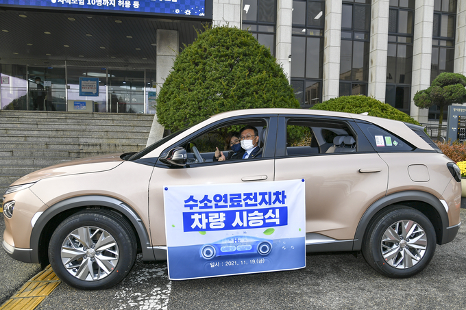 김포시가 1호 수소차량을 구매하고 19일 오전 시승식을 가졌다.