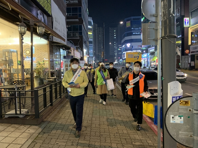 양주시는 지난 19일 수능 이후 입시 긴장감에서 해방된 청소년들의 일탈행위를 예방하기 위해 청소년유해환경 민·관 합동 점검 및 캠페인을 전개했다.