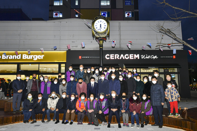 지난 11월 29일 장기본동 주민자치회(회장 황영식)에서 주관한 장기본동 시계탑광장이 개장됐다.