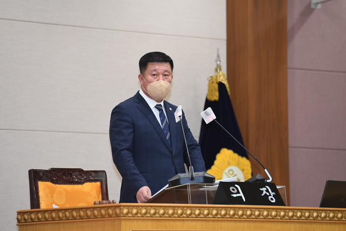 정덕영 의장이 양주시의회 제336회 정례회 제1차 본회의 개회를 선언하고 있다.
