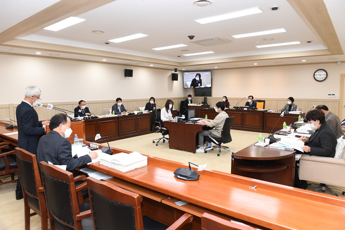 양주시의회 예산특별위원회(위원장 황영희) 위원들이 3일, 시의회 특별위원회실에서 2022년도 예산안을 심사하고 있다.