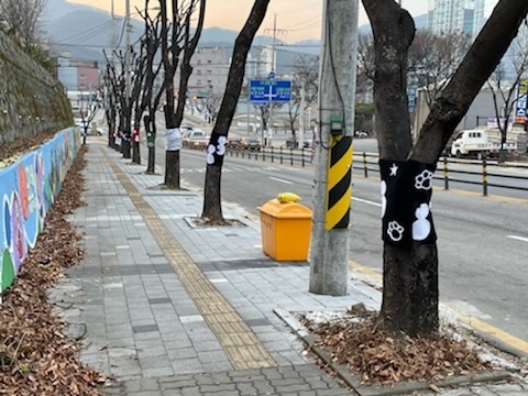 포천시는 버려지는 폐기 원단의 처리비용을 절감하고자 올해부터 섬유 자투리 원단 재활용 봉제 사업을 시행하고 있다.