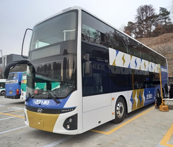의정부시는 12월 15일부터 출퇴근 시간대 이용수요가 집중되는 신곡동․민락동 지역의 광역교통 불편 해소를 위해 운영 중인 경기도 공공버스 G6000번, G6100번 노선버스에 각 1대씩 친환경 2층 전기버스를 추가 도입해 운행을 시작한다고 밝혔다.