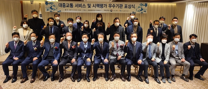 김포시가 「2021년 대중교통 시책평가」 결과 우수기관에 선정되어 국토교통부장관 기관표창을 수상했다.