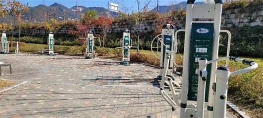 의정부시는 중랑천 등 관내 하천구역 내 야외운동기구의 이용 불편 및 안전사고를 방지하기 위하여 설치 장소의 적정성 및 시설물 결함 유무에 대한 안전점검을 실시한다.