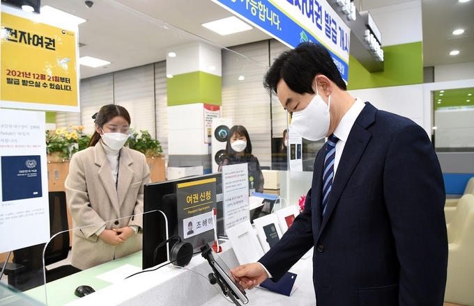 안병용 의정부시장은 21일 여권민원실을 방문해 차세대 전자여권 발급 개시와 관련 시민들이 불편한 사항이 없는지 사전 점검하고 직접 차세대 일반여권을 신청했다.