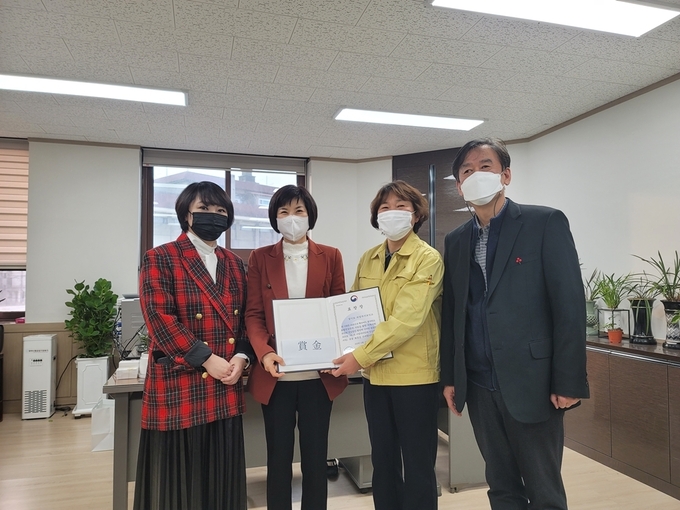 의정부시보건소(소장 장연국)는 제13회 지방자치단체 건강증진사업 성과대회에서‘2021년 통합건강증진사업 보건복지부 최우수기관상’을 수상하는 영예를 안았다.