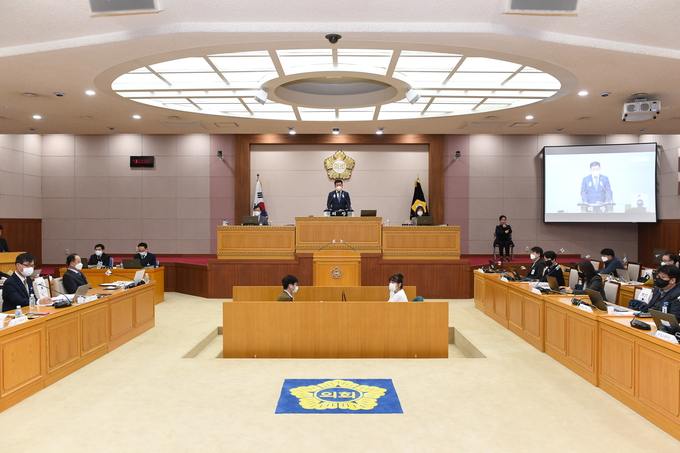 정덕영 의장이 2022년 새해 첫 임시회에서 ‘개회사’를 발표하고 있다. 양주시의회는 새로운 자치분권시대에 맞춰 이날부터 본회의 수어통역 서비스를 처음으로 제공했다.