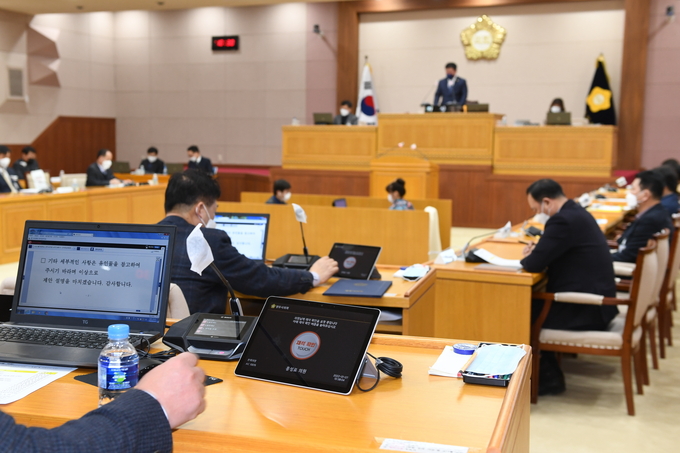 양주시의회 시의원들이 1월 7일 열린 제337회 임시회 제2차 본회의에서 상정된 안건에 대해 표결하고 있다.