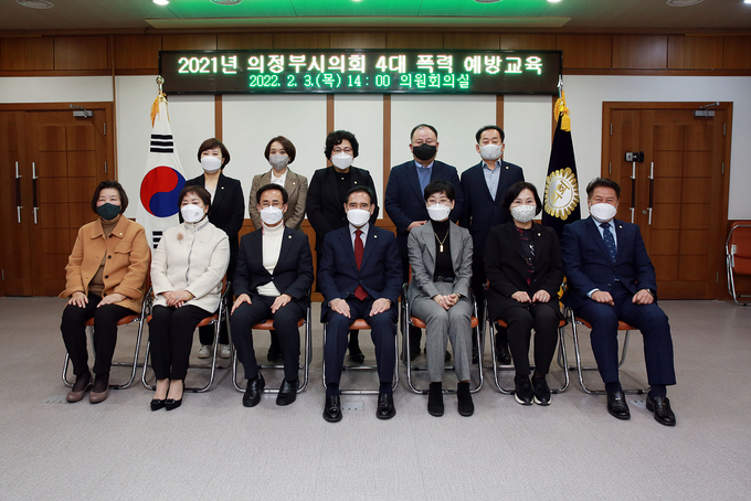 의정부시의회(의장 오범구)는 지난 3일 의정부시의회 3층 의원회의실에서 시의원 대상으로 ‘성희롱·성매매·성폭력 및 가정폭력 예방교육’을 실시하였다.