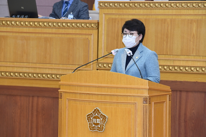 한미령 의원이 제338회 임시회 제2차 본회의에서 ‘양주시 군 소음대책지역 보상 확대를 위한 법령개정 건의안’을 대표 발의하고 있다.