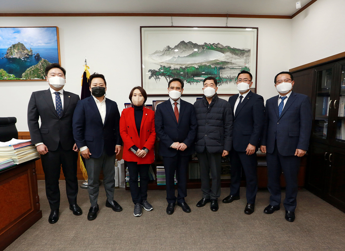 의정부시의회(의장 오범구)는 14일 의장실에서 2021 회계연도 결산검사위원에게 위촉장을 수여했다.
