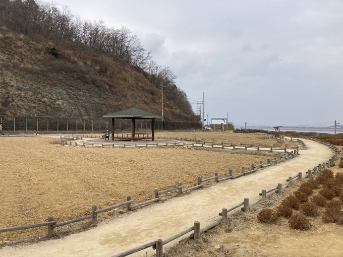 김포시는 코로나19로 지친 시민들이 일상 속에서 지친 마음을 위로받고 피로감을 덜어낼 수 있도록 하성면 봉성리와 걸포동에 도시숲 2개소를 조성할 계획이라고 밝혔다.