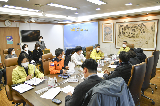 김포시는 지난 17일 시청 회의실에서 오미크론 확산에 신속하고 체계적으로 대응하고자 지역의 의약관련 단체 등과 간담회를 진행했다.
