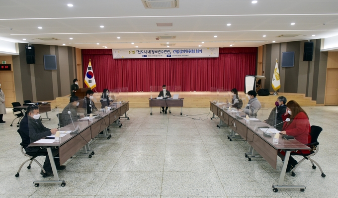 김포시는 지난 18일 시청 참여실에서 신도시 내 청소년수련관 건립심의위원회 회의를 개최했다.
