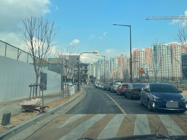 의정부시 송산3동행정복지센터(국장 김동수)는 3월 2일부터 원활한 차량통행과 시민들의 보행안전 확보를 위해 고산지구 내 불법주정차 차량에 대한 집중단속을 시작한다고 밝혔다.