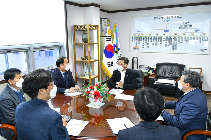 2일 정하영 김포시장이 김포도시관리공사로부터 현안보고를 받고 각종 개발사업의 원활한 추진과 사업장 안전관리를 강조했다.