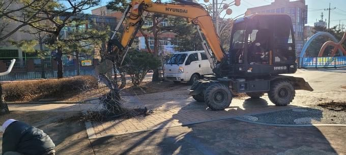 김포시클린도시사업소에서는 노후 공원시설 정비를 위해 김포시 감정동 660번지 소재 삼환어린이공원의 종합개선사업을 착공했으며 6월 초 공사가 마무리될 예정임을 밝혔다.
