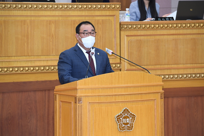 홍성표 의원이 제339회 양주시의회 임시회 제1차 본회의에서 ‘양주시 덕계저수지 하천구역 지정 재검토 건의안’대표 발의하고 있다.