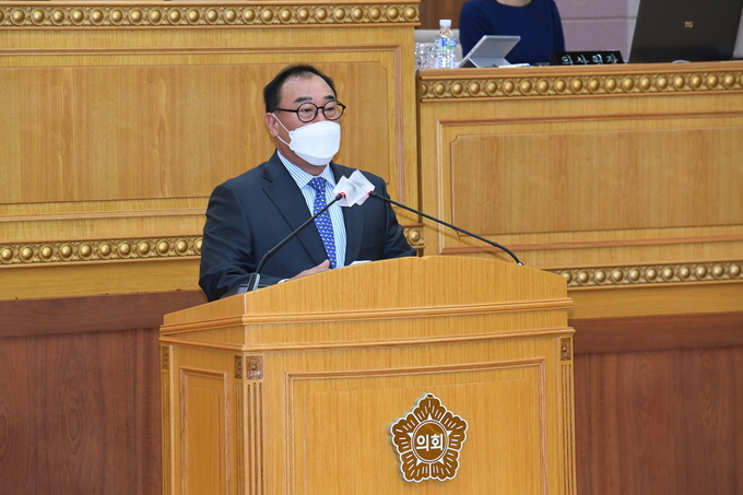 홍성표 의원이 제339회 임시회 제2차 본회의에서 ‘양주시 공공급식 지원에 관한 조례안’을 대표 발의하고 있다.