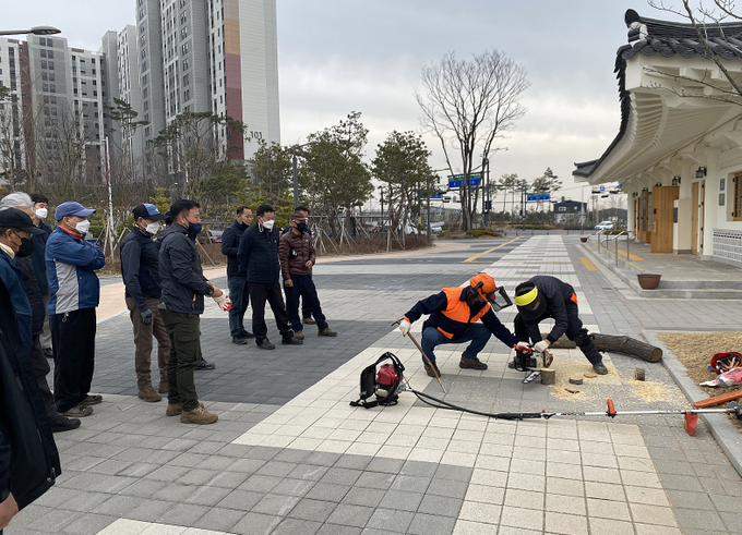 김포시가 지난 17일 고촌읍 소재 향산전통근린공원에서 숲가꾸기 패트롤단, 산림병해충 예찰 방제단, 도시숲 관리원 등 공원녹지과 근로자 20여명을 대상으로 사업장 안전사고 예방교육을 실시했다.