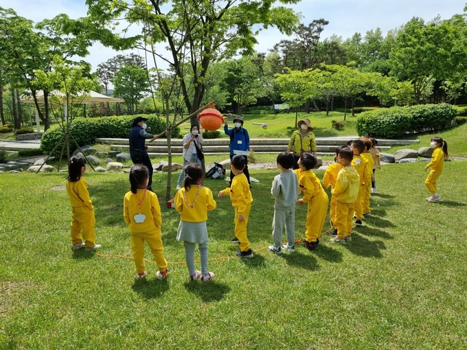김포시는 이달 15일부터 모담산 유아숲체험원을 포함한 총 5곳에서 자연물을 활용한 다양한 숲체험 활동을 즐실 수 있도록 유아숲체험원 산림교육 운영을 본격적으로 시작한다.