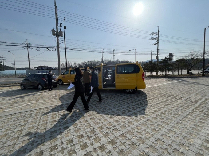 양주시는 지난 11일부터 22일까지 양주시종합관광안내센터 주차장에서 어린이집과 지역아동센터의 어린이 통학버스를 대상으로 관계부처 합동점검을 실시했다.