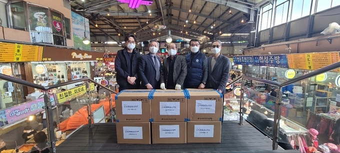의정부시는 3월 28일 지역 내 빠른 오미크론의 확산세를 고려해 감염전파 최소화를 위해 감역취약 지역인 전통시장 및 상점가 종사자를 대상으로 신속항원검사 키트지원에 나섰다.