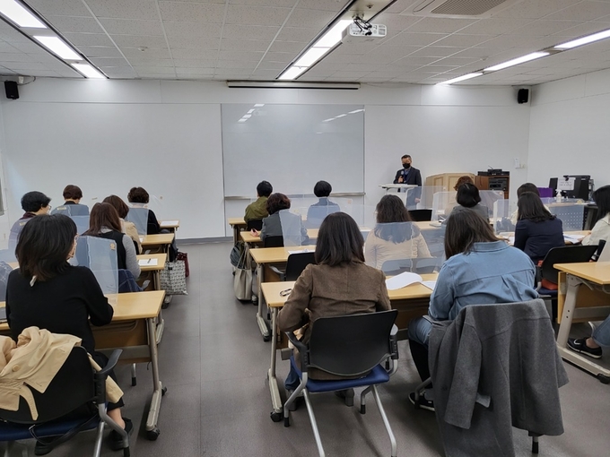 의정부시는 4월 4일 의정부정보도서관에서 지역아동센터 아동복지교사 23명을 대상으로 실무 중심의 아동학대 예방 및 신고의무자 교육을 실시했다고 밝혔다.
