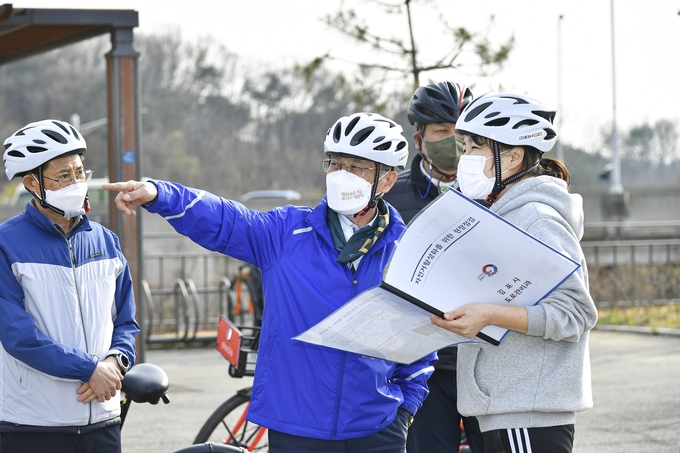 정하영 김포시장이 5일 서울연결 한강변 자전거도로 재정비 공사 구간을 특별 현장 점검했다.