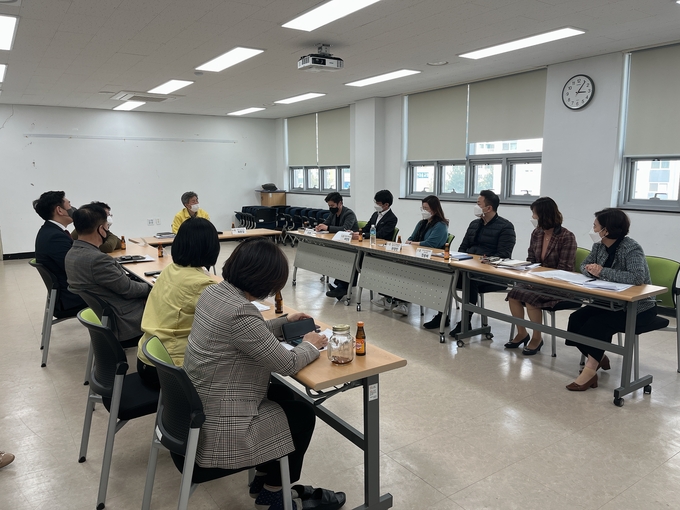 김포시는 지난 5일 보건소 별관4층 교육실에서 코로나19 재택치료 중 필요시 대면진료. 검사, 처방, 투약 등 적절한 재택치료 외래진료 체계를 구축하고자 간담회를 진행했다.