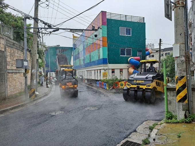 의정부시 송산3동행정복지센터(송산권역 국장 이종태)는 상반기에 송산권역 4개소에 1억 6천여만 원의 예산을 투입해, 도로정비 및 보도블럭 교체와 도로변 불법광고물 부착방지 사업을 추진한다.