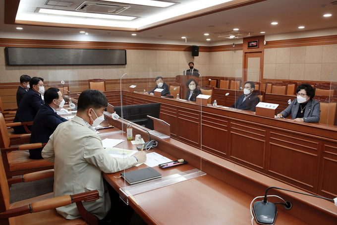 의정부시의회 오범구 의장, 조금석, 최정희 의원이 13일 시청 중회의실에서 개최한 의정부1동 통합청사 증축공사 설계용역 중간보고회에 참석했다.
