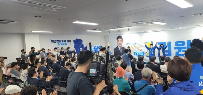 김원기 더불어민주당 의정부시장 후보가 16일(월) 오후 의정부동에 위치한 선거사무소에서 지지자를 비롯한 700여명 이상이 운집한 가운데 성황리에 개소식을 가졌다.