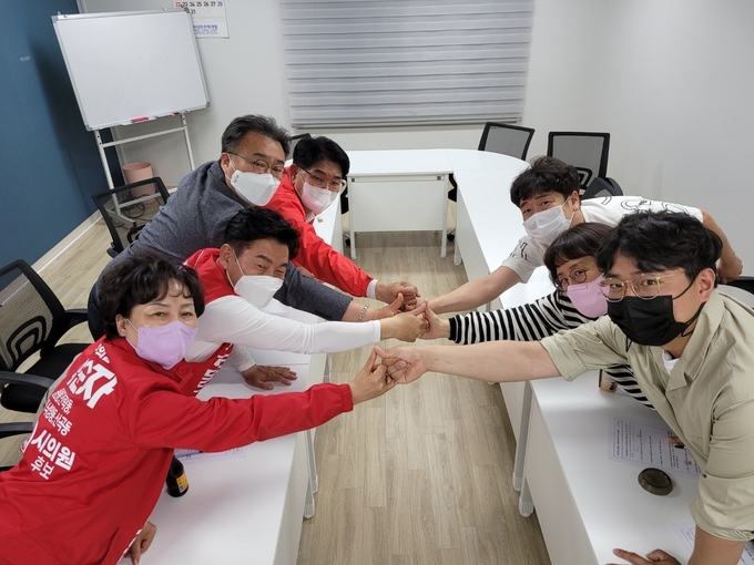 국민의힘 김동근 의정부시장 후보(이하 후보)는 고산신도시연합회와의 간담회를 통해 다시 한번 고산동 물류센터 백지화에 대한 의지를 밝혔다. 또한, 복합문화융합단지 사업이 본 목적에 따라 정상적으로 추진될 수 있도록 현재 사업들을 재검토하겠다는 계획을 밝혔다.