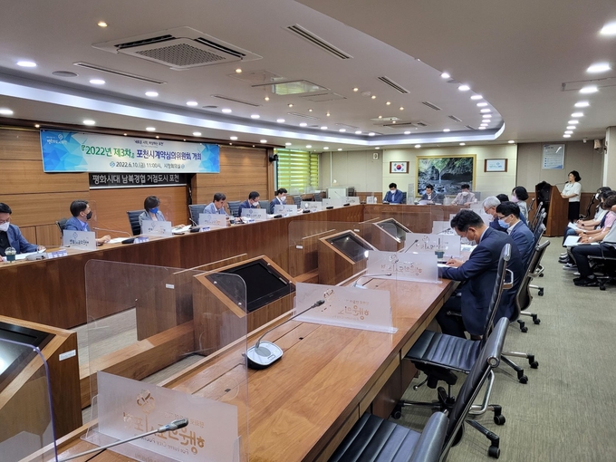 포천시는 지난 10일 시청 시정회의실에서 ‘2022년 제3차 포천시 계약심의위원회’를 개최했다.