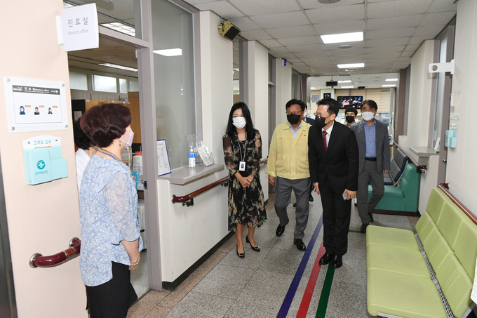 금철완 부시장은 오전 시청 현충탑 참배를 마치고 강수현 양주시장으로부터 임용장을 받은 후 별도 취임식을 생략한 가운데 시청 전 부서를 순회하며 직원들과 인사를 나누는 것으로 취임 첫 공식 업무를 시작했다.