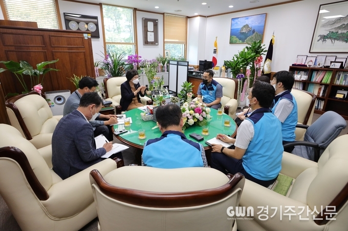 의정부시의회(의장 최정희)는 28일 시 공무원노동조합(위원장 김형태) 및 공무직 노동조합(위원장 박경찬)과 간담회를 가졌다.