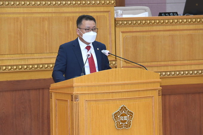 정현호 의원이 제345회 임시회 제1차 본회의에서 ‘합리적 총량 산정을 위한 택시 총량제 지침 개정 촉구 건의안’을 대표 발의하고 있다.